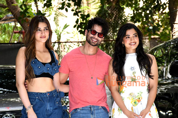 photos kriti sanon shahid kapoor and rashmika mandanna snapped promoting cocktail 2 1