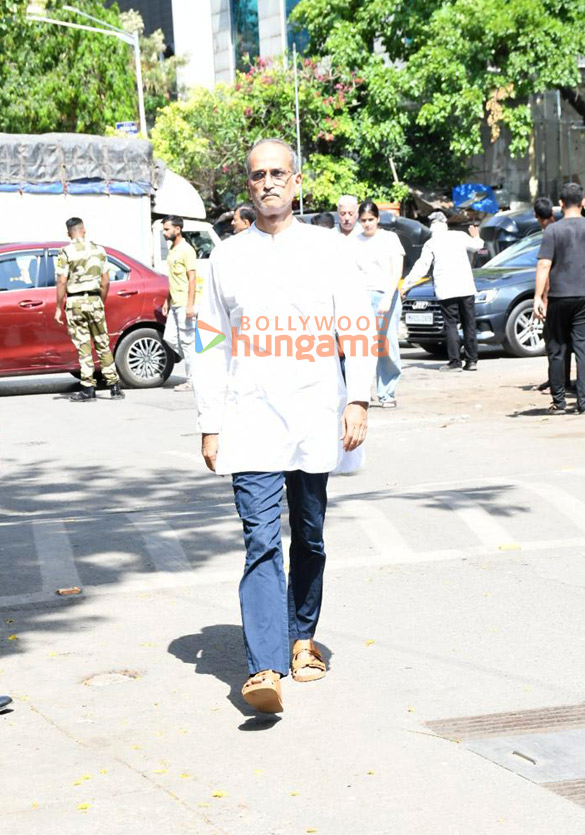 photos malaika arora farhan akhtar david dhawan shatrughan sinha and others attend the funeral of pahlaj nihalani 4
