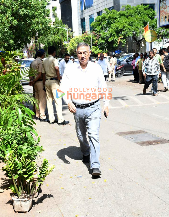photos malaika arora farhan akhtar david dhawan shatrughan sinha and others attend the funeral of pahlaj nihalani 7