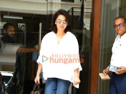 Photos: Neetu Singh spotted outside a dental clinic in Khar