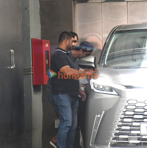 photos ranbir kapoor snapped outside a clinic in bandra 2 9