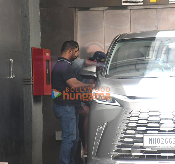photos ranbir kapoor snapped outside a clinic in bandra 3 9