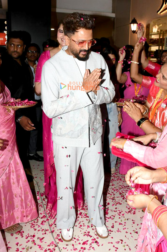 photos riteish deshmukh and anjali anand snapped at the song launch of saree for the film dhamaal 4 6