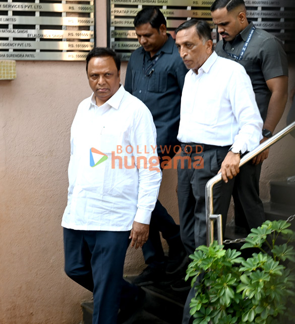 photos saif ali khan malaika arora varun dhawan govinda farhan akhtar david dhawan shatrughan sinha and others attend the funeral of pahlaj nihalani 260 1