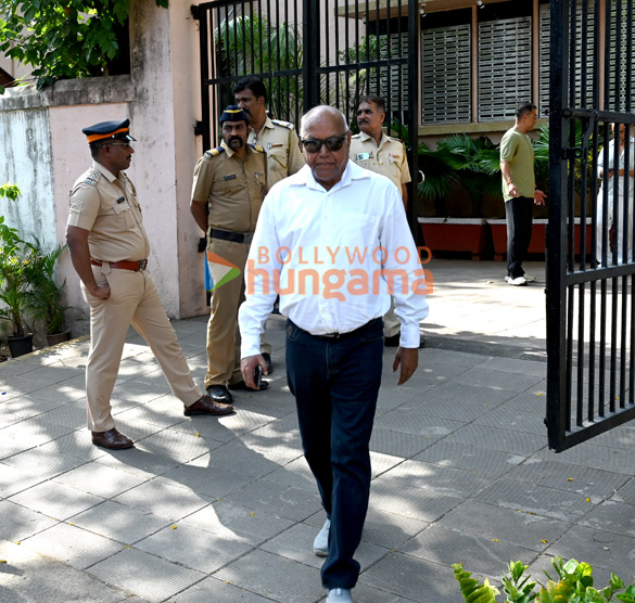 photos saif ali khan malaika arora varun dhawan govinda farhan akhtar david dhawan shatrughan sinha and others attend the funeral of pahlaj nihalani 260 8