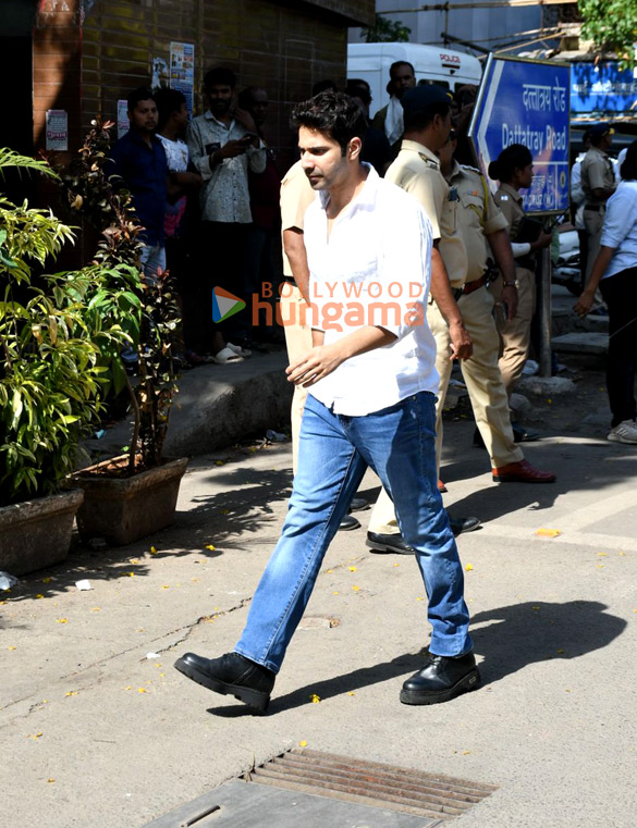 photos saif ali khan malaika arora varun dhawan govinda farhan akhtar david dhawan shatrughan sinha and others attend the funeral of pahlaj nihalani 3