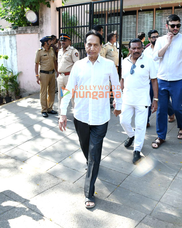 photos saif ali khan malaika arora varun dhawan govinda farhan akhtar david dhawan shatrughan sinha and others attend the funeral of pahlaj nihalani 4