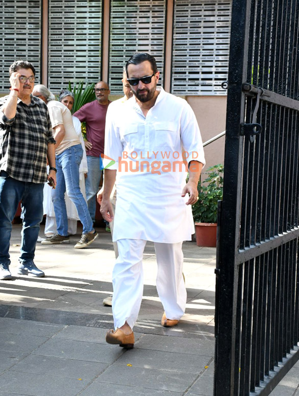 Photos: Saif Ali Khan, Malaika Arora, Varun Dhawan, Govinda, Farhan Akhtar, David Dhawan, Shatrughan Sinha and others attend the funeral of Pahlaj Nihalani Photos: Saif Ali Khan, Malaika Arora, Varun Dhawan, Govinda, Farhan Akhtar, David Dhawan, Shatrughan Sinha and others attend the funeral of Pahlaj Nihalani