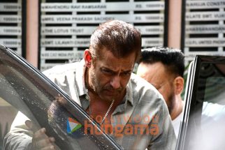 Photos: Salman Khan, Sohail Khan, Arbaaz Khan and others snapped at Kumud Rane’s funeral