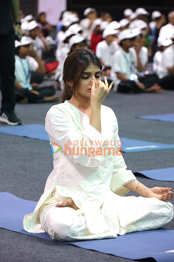 photos shahid kapoor sreeleela amruta fadnavis and others snapped at the international yoga day 2026 celebrations 16