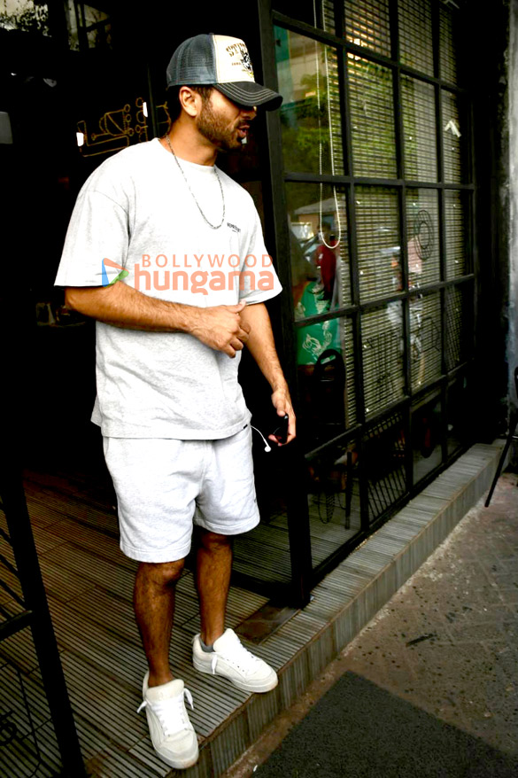 photos shahid kapoor snapped outside a cafe in bandra 3 5