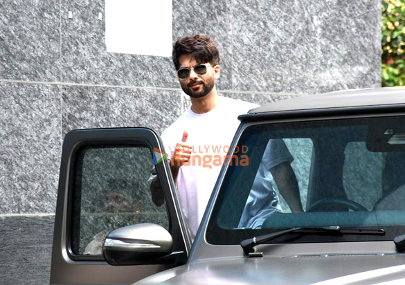 photos shahid kapoor snapped outside a gym in bandra 4