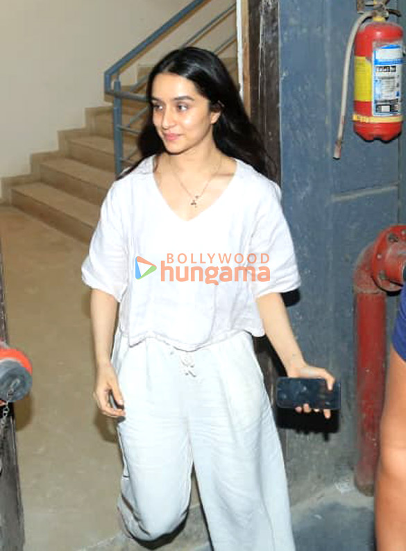 photos shraddha kapoor snapped in bandra 2 7