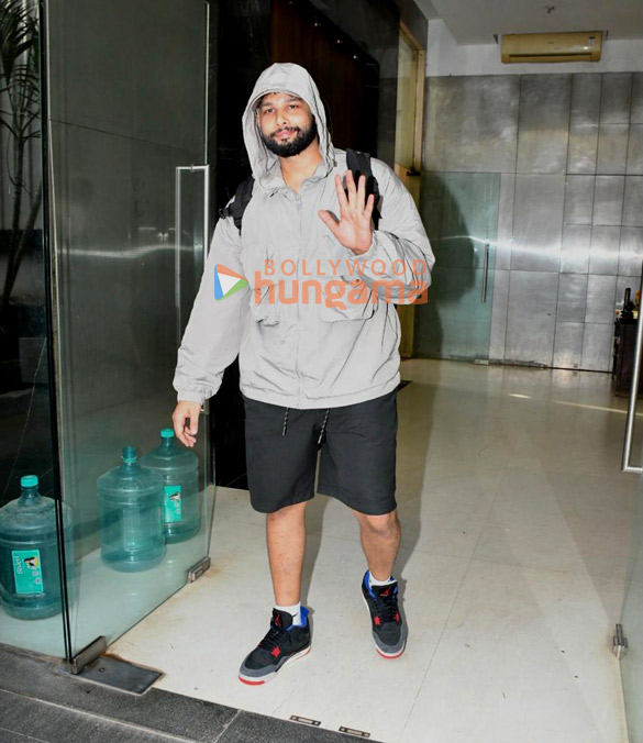 photos siddhant chaturvedi snapped outside a gym in santacruz 3
