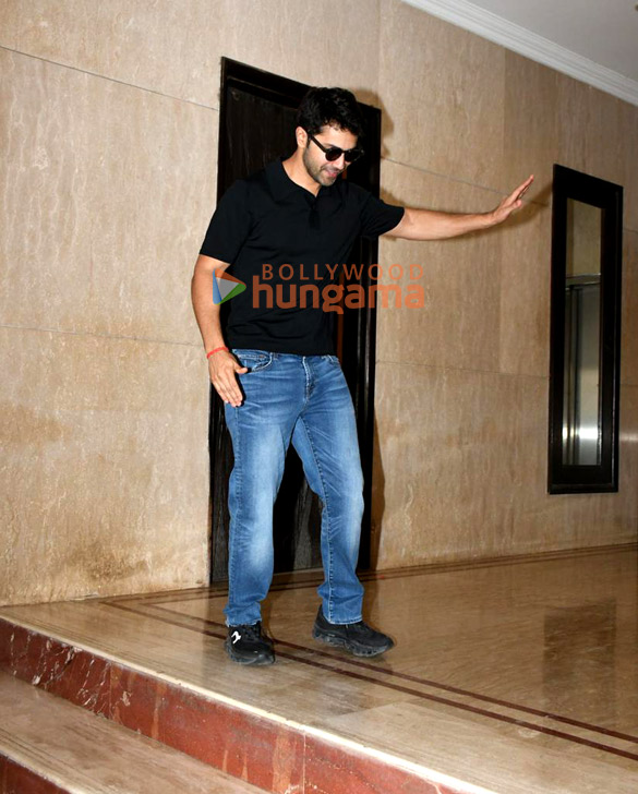 photos varun dhawan snapped at tips office in khar 2