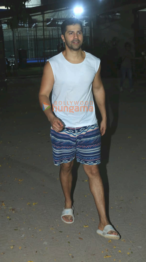 photos varun dhawan snapped in bandra 3 7