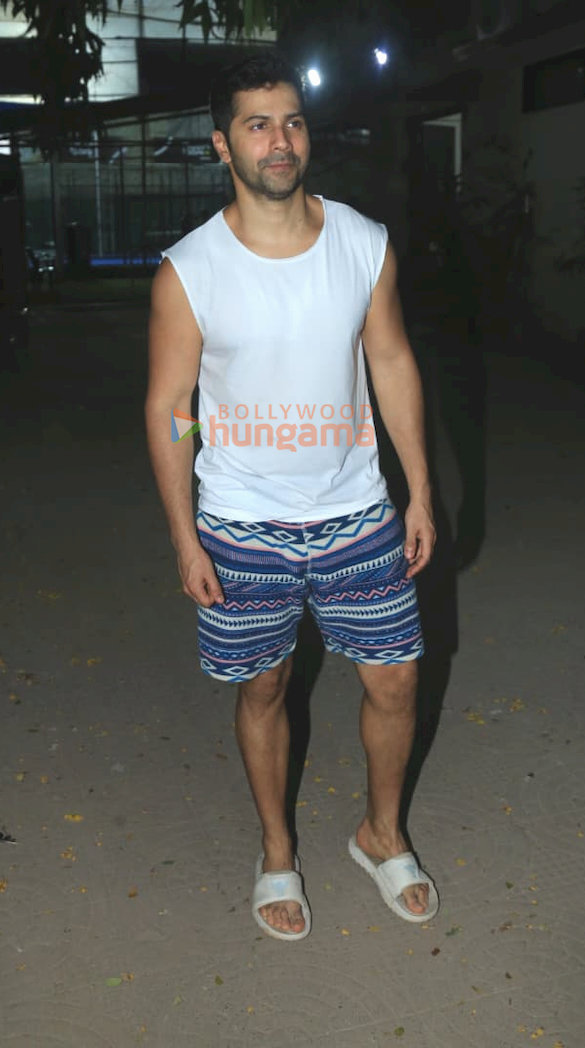 photos varun dhawan snapped in bandra 4 7