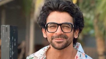 Sunil Grover sleeps at Ganga ghat with devotees, wins hearts for his humility; watch video