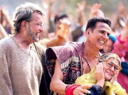 Akshay Kumar bows in gratitude to Farida Jalal and Kiran Kumar after Welcome To The Jungle release: “Thank you is very small”
