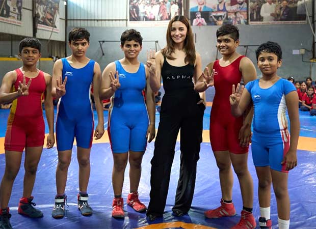 रिलीज से पहले अल्फा को प्रमोट करने के लिए आलिया भट्ट ने शूटर अंजलि भागवत और पुणे की महिला पहलवानों से मुलाकात की