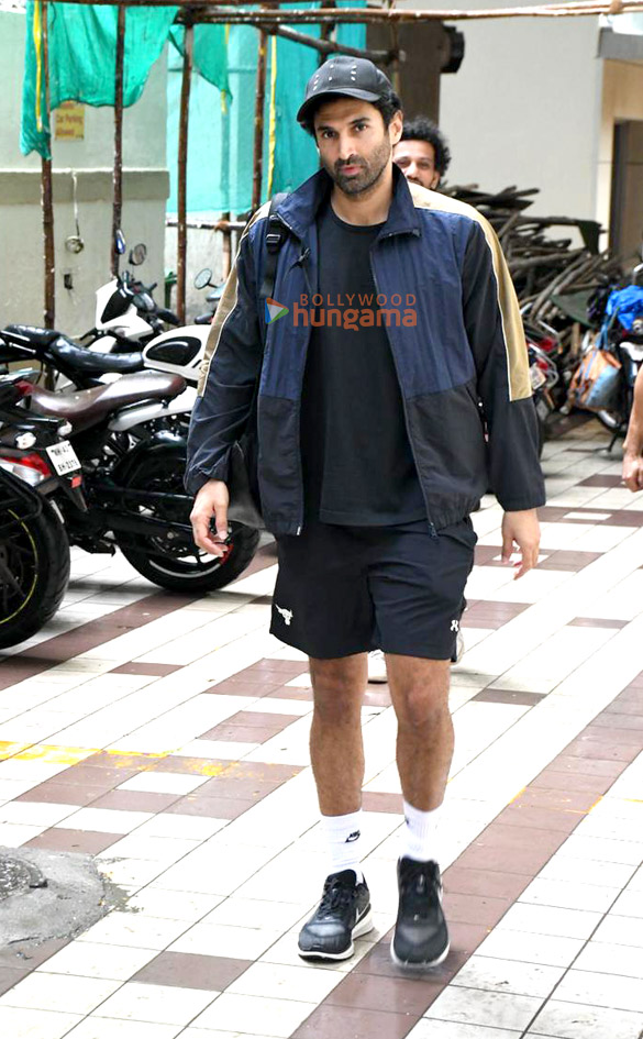 Photos: Aditya Roy Kapur snapped outside a gym in Khar Photos: Aditya Roy Kapur snapped outside a gym in Khar