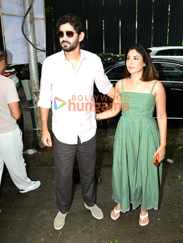 photos gaurav kapur and kritika kamra spotted outside a restaurant in bandra 2