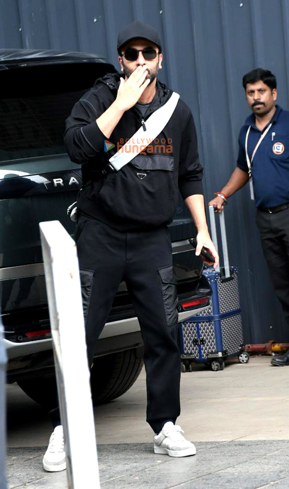 photos ranbir kapoor spotted outside a kalina airport 4