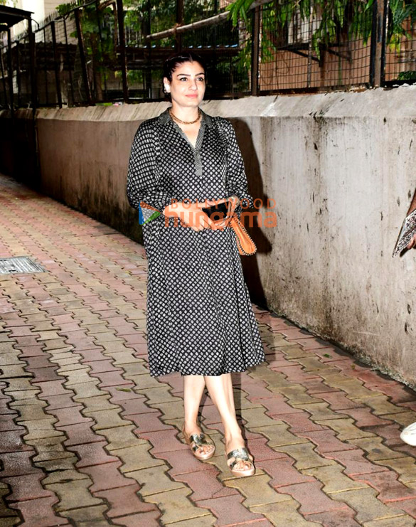 Photos: Raveena Tandon snapped outside a clinic in Khar Photos: Raveena Tandon snapped outside a clinic in Khar