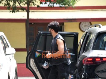 Photos: Shahid Kapoor and Anusha Dandekar snapped at the gym in Bandra Photos: Shahid Kapoor and Anusha Dandekar snapped at the gym in Bandra