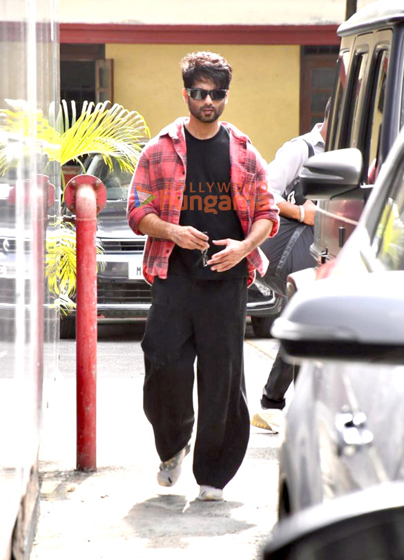 Photos: Shahid Kapoor snapped at a gym in Bandra Photos: Shahid Kapoor snapped at a gym in Bandra