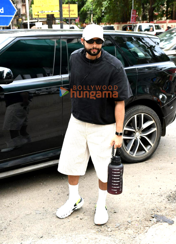photos siddhant chaturvedi snapped in bandra 4