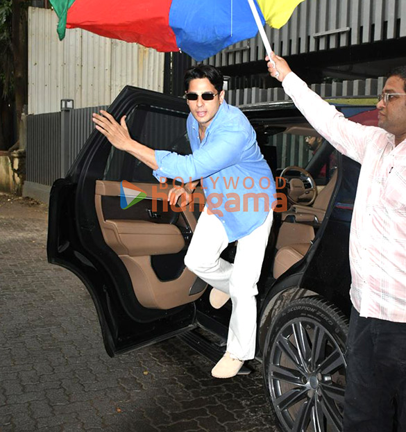 photos sidharth malhotra snapped arriving for a shoot in bandra 1