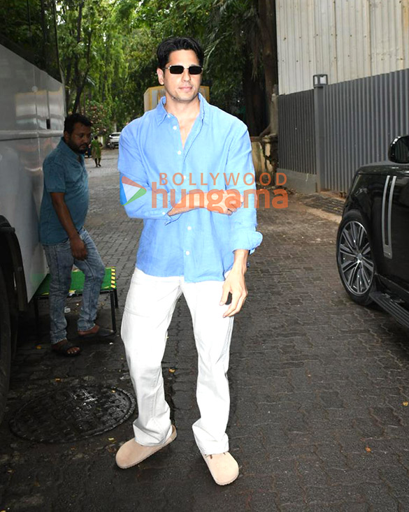 photos sidharth malhotra snapped arriving for a shoot in bandra 3