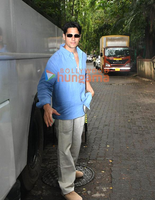 photos sidharth malhotra snapped arriving for a shoot in bandra 5