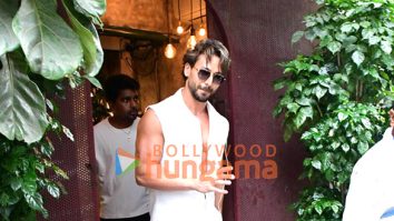 Photos: Tiger Shroff spotted outside a restaurant in Bandra