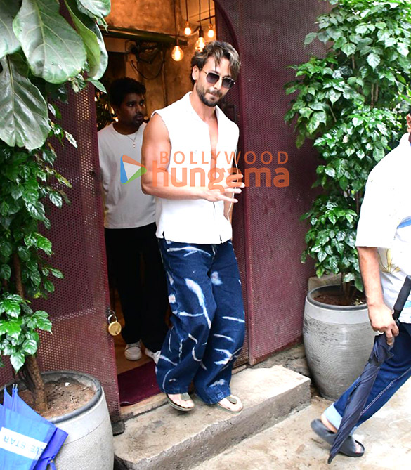 Photos: Tiger Shroff spotted outside a restaurant in Bandra Photos: Tiger Shroff spotted outside a restaurant in Bandra