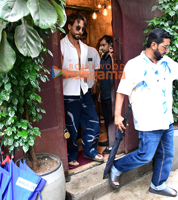 photos tiger shroff spotted outside a restaurant in bandra 3