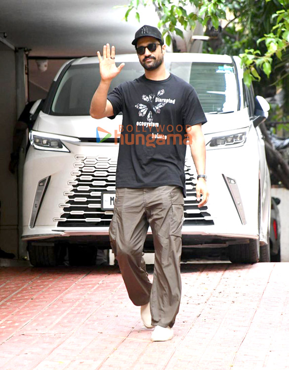 photos vicky kaushal and kriti sanon snapped at matrix office in santacruz 6