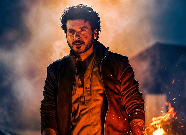 Divyenndu, Mirzapur filmi için Munna Bhaiya rolüyle geri dönerken poz veriyor.