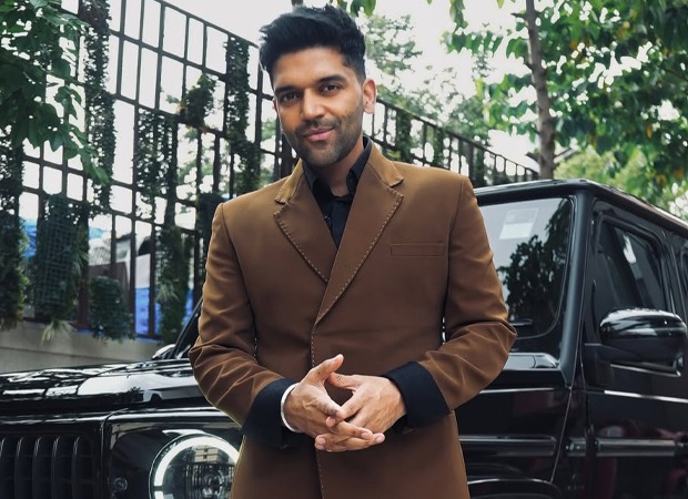 Hintli şarkıcı Guru Randhawa Assam sel mağdurlarına yardım ederken.