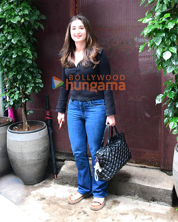 photos dhvani bhanushali snapped at a salon in bandra 3