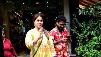 Photos: Genelia Deshmukh snapped outside a store in Bandra