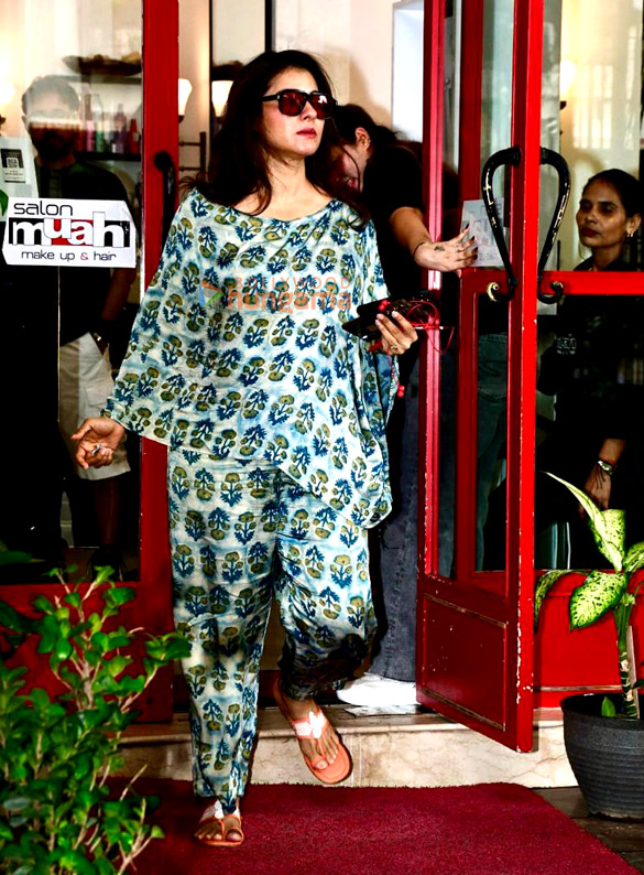 photos kajol snapped outside a salon in bandra 7
