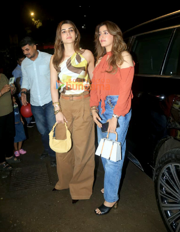 photos kriti sanon and nupur sanon snapped in bandra 4 3