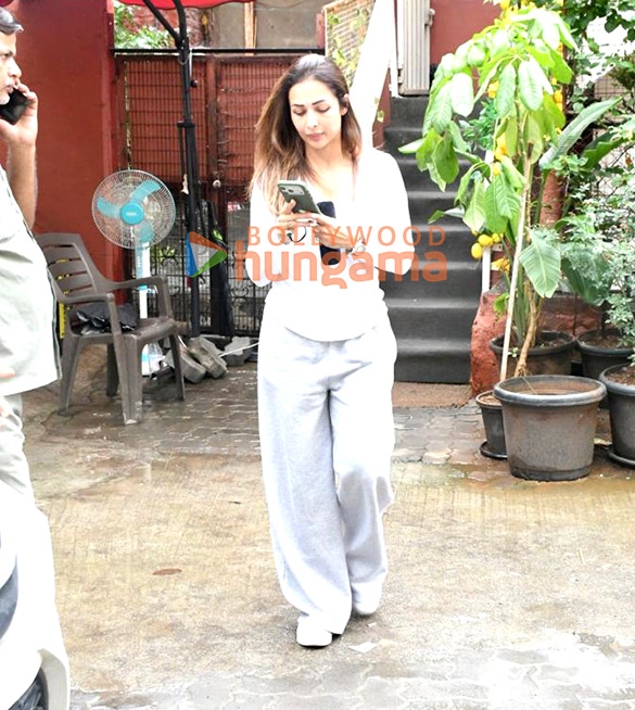 photos malaika arora snapped outside a restaurant in bandra 4 3