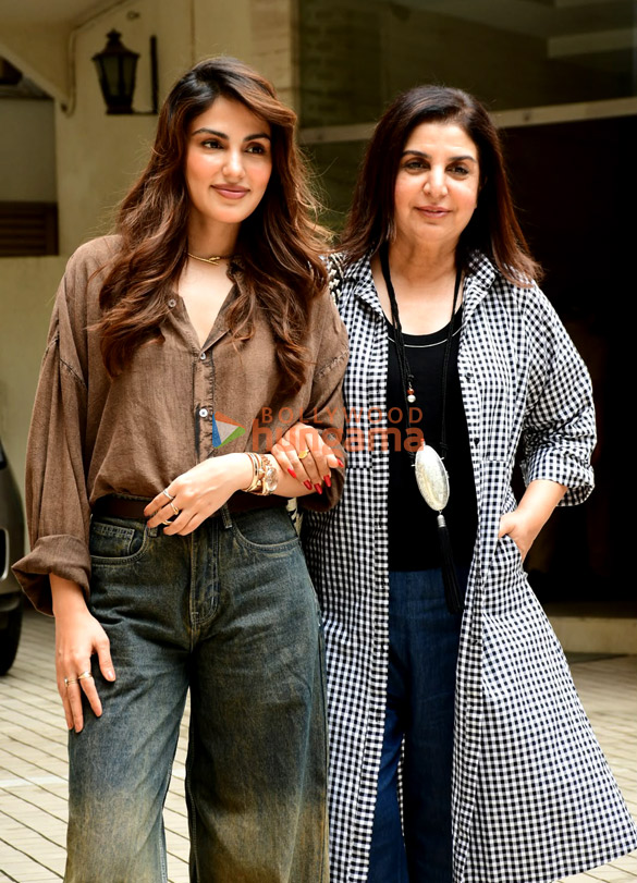 photos rhea chakraborty and farah khan snapped in khar 1