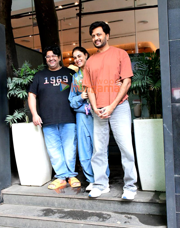 photos riteish deshmukh genelia deshmukh and milap zaveri snapped at a cafe in khar 1