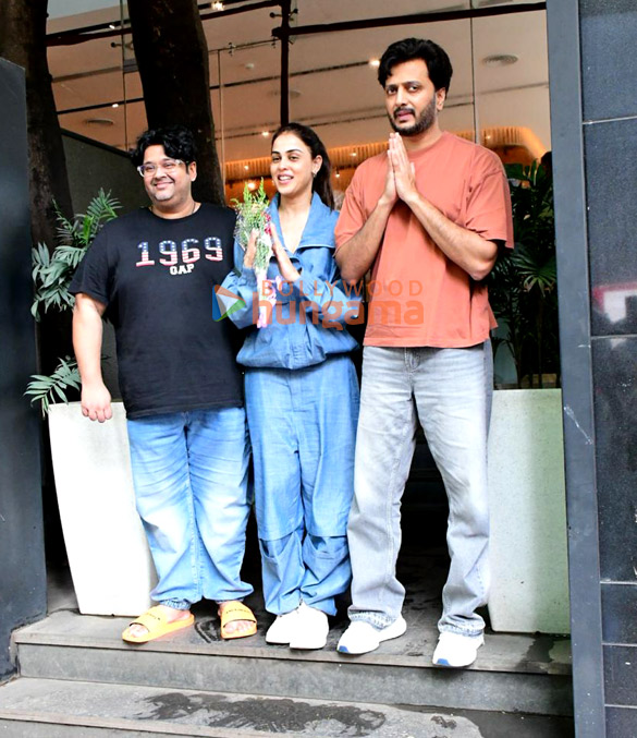 Photos: Riteish Deshmukh, Genelia Deshmukh and Milap Zaveri snapped at a cafe in Khar Photos: Riteish Deshmukh, Genelia Deshmukh and Milap Zaveri snapped at a cafe in Khar