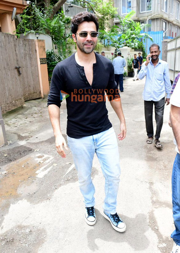 photos varun dhawan snapped in bandra 4 8