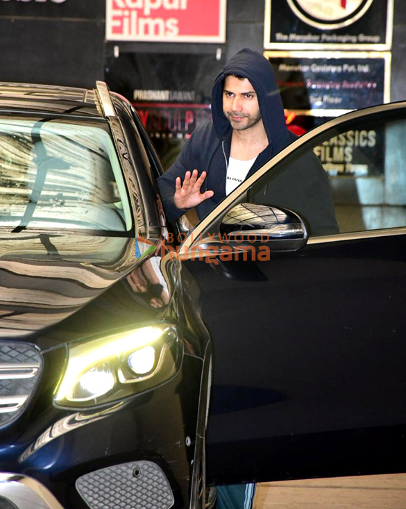 photos varun dhawan snapped outside a gym in khar 6